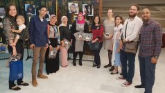 Kulturní atašé českého velvyslanectví v Káhiře Michaela Andresová s oceněnými účastníky fotografické soutěže Egyptské ženy.