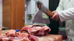 Ceny hovězího masa na polském trhu padají, evropská média informují o dovozu zdravotně závadného masa z polských jatek, tamní hlavní veterinář musí věc vysvětlovat v Bruselu