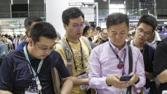 V Číně používá mobilní telefon už bezmála 900 milionů lidí (ilustrační foto)
