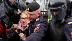Sobolovou zatkli policisté před začátkem sobotní akce, když se chtěla vydat do centra Moskvy