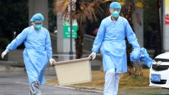 Zdravotní personál v nemocnici Jinyintan ve městě Wu-Chan, ve které se léčí pacienti s koronavirem