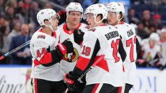 Hokejisté Ottawy slaví gól do sítě Buffala ve vzájemném zápase NHL
