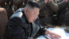 Severokorejský vůdce Kim Čong-un vede balistickou palbu