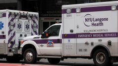 Záchranky před nemocnicí v New Yorku
