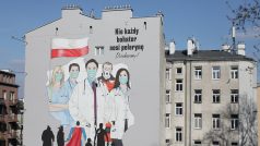 Malba na zdi varšavského domu vyobrazuje zdravotníky jako hrdiny.