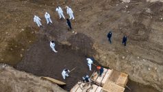 Některé zemřelé s nemocí covid-19 pohřbívají v New Yorku do hromadných hrobů na ostrově Hart