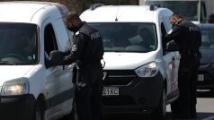 Bulharští policisté kontrolují dokldy řidičů opouštějící Sofii po jejím uzavření kvůli koronaviru
