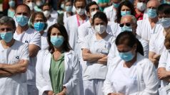 Zaměstnanci z nemocnice La Paz drží minutu ticha za hlavního chirurga nemocnice, který zemřel na koroavirus.