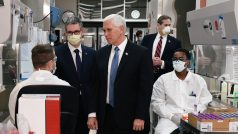 Mike Pence byl jako jediný bez roušky i při návštěvě laboratoře, kde nemocnice vyhodnocuje testy na koronavirus