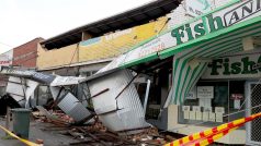 Západní pobřeží Austrálie se druhý den v řadě potýká s nebývale silnou bouří, která vyvracela stromy a poškodila budovy