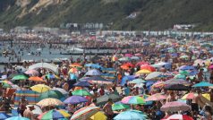 Dav lidí zaplavil oblíbenou britskou pláž ve městě Bournemouth