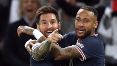 Lionel Messi slaví gól se spoluhráčem Neymarem