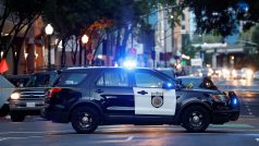 Nejméně šest lidí přišlo o život a dalších 12 lidí utrpělo zranění, když v centru města Sacramento v Kalifornii začalo několik útočníků střílet do davu lidí
