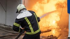 Hasiči hasí požár způsobený ruským ostřelováním na tržišti ve Slovjansku