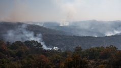 Podle mluvčího řeckých hasičů Jannise Artopiose vítr a kouř ztěžovaly zásahy proti požárům ze vzduchu