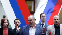 Zástupce politické strany Občanská iniciativa Boris Naděždin hovoří s novináři poté, co mu Ústřední volební komise zakázala kandidovat v ruských prezidentských volbách v roce 2024