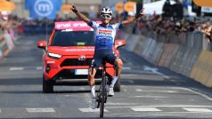 Francouzský cyklista Julian Alaphilippe si dojel po úniku ve 12. etapě pro první vítězství na Giru d&#039;Italia
