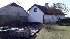 Dům ležící v katastru Zbinoh patří podle adresy Větrnému Jeníkovu.