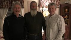 David Skladony (uprostřed) s bratry. Bill Skladony stojí po jeho pravici.