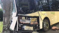 Autobus na Olomoucku narazil do stromu