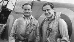 Brian Kingcome (vlevo a Geoffrey Wellum (vpravo) před letadlem Spitfire v roce 1941.