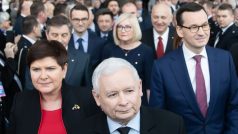 Předseda strany PiS Jarosław Kaczyński s předními politiky strany - vpravo vicepremiérka Beata Szydło, vlevo premiér Mateusz Morawiecki na konferenci strany u Řešova