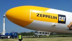 Vzducholoď Zeppelin na letišti v pražských Letňanech. Uveze 12 lidí.