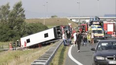 V neděli ráno havaroval autobus, který sjel z dálnice na východě Chorvatska