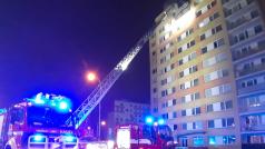 Hasiči likvidují požár v 11. patře domu v Kročehlavech v Kladně