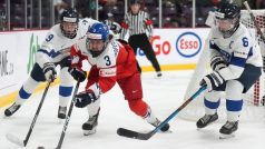 Adéla Šapovalivová v obklíčení hokejistek Finska
