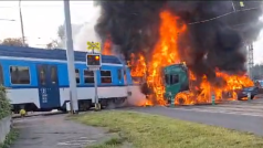 Hořící kamion po nárazu do vlaku
