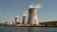 Chladící věže belgické jaderné elektrárny Tihange