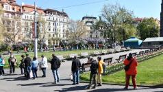 Lidé ve frontě na náměstí Míru v Praze, kde začalo testování vzorku populace na protilátky proti koronaviru. Čekající by měli dodržovat dvoumetrové rozestupy