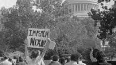 Demonstranti ve Washingtonu žádají v říjnu 1973 odvolání prezidenta Nixona z funkce