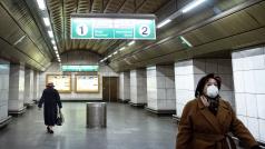 Ve stanicích pražského metra je umístěno 120 dávkovačů s desinfekcí