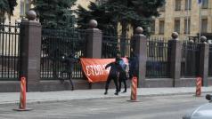 Ruští extremisté vyvěsili na české velvyslanectví v Moskvě transparent s nápisem &quot;stop fašismu&quot; a přes plot hodili dýmovnice.