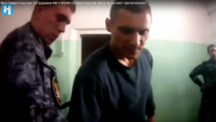 Dozorci v ruské věznici týrali jednoho z vězňů.