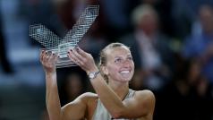 Petra Kvitová s trofejí po vítězství na turnaji v Madridu.