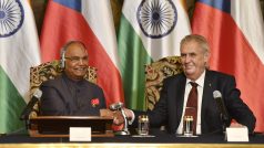Indický prezident Rám Náth Kóvind (vlevo) a prezident ČR Miloš Zeman uspořádali společnou tiskovou konferenci 7. září 2018 na Pražském hradě.
