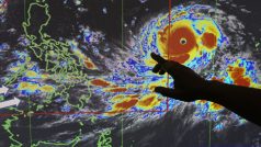 Filipínský moderátor ukazuje cestu tajfunu Mangkhut na grafice