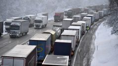 Odstavené kamiony blokovaly 13. prosince 2018 dálnici D1 poblíž u obce Jiřice mezi Humpolcem a Koberovicemi na Pelhřimovsku.
