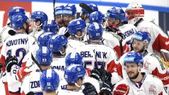 Radost českých hokejistů po vítězství nad Finskem