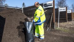 Od dubna musí obce celoročně zajistit místa pro třídění bioodpadu. Odpad z Hradce Králové končí v kompostárně na letišti, kterou provozují Hradecké služby