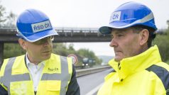 Ministr dopravy za ANO Vladimír Kremlík (vlevo) a nový generální ředitel Ředitelství silnic a dálnic Pavol Kováčik si prohlédli stav modernizovaného úseku dálnice D1 u Mirošovic