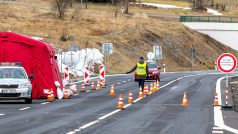 Policie kontroluje vozidla projíždějící česko-německým hraničním přechodem Cínovec/Altenberg, jehož provoz je omezen kvůli hrozbě koronaviru. Využít ho smějí pouze takzvaní pendleři, tedy lidé dojíždějící přes hranice za prací