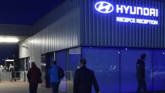 Pracovníci přicházejí do automobilky Hyundai v Nošovicích na Frýdecko-Místecku, která po třítýdenní odstávce zapříčiněné pandemií nového typu koronaviru jako první velký podnik v Česku obnovila výrobu