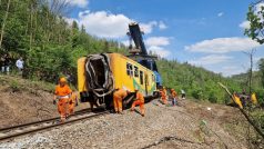 Technici vyprošťují dva vozy vykolejené vlakové soupravy u Klínce u Prahy