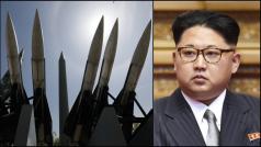 Na kombinované fotografii vůdce KLDR Kim Čong-un (vpravo) a ukázka severokorejských taktických balistických střel (ilustrační snímek).
