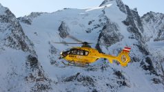 Podle záchranářů se lze k Čechovi dostat během 1,5 až dvou hodin. (Na ilustračním snímku vrtulník rakouských záchranářů).