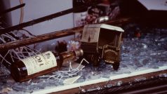 Archivní detailní snímek následků bombového útoku na londýnský obchodní dům Harrods. Atentát, který v roce 1983 s pomocí výbušnin z Libye spáchala Prozatímní IRA, zabil šest lidí a na sto dalších zranil.